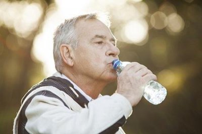 ​老年人缺水带来的危害需要注意